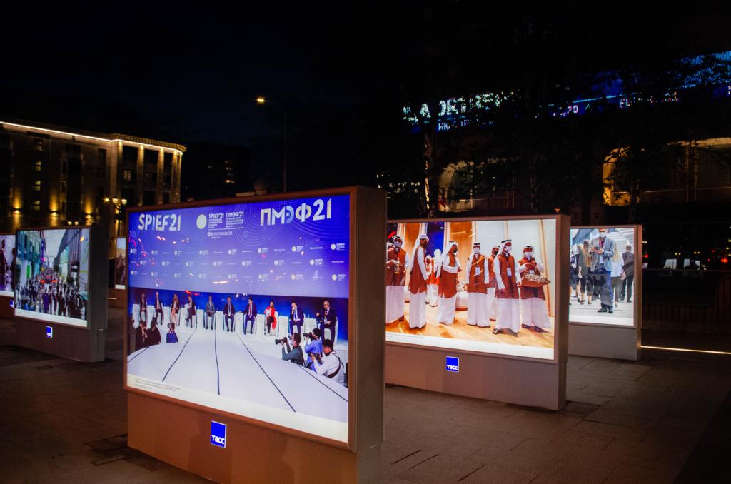 Фотовыставка о ключевых событиях ПМЭФ-2021 открылась перед штаб-квартирой ТАСС