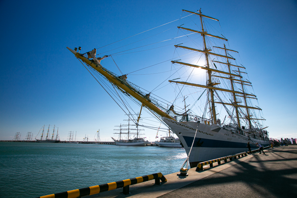 Heads of Rosmorrechflot and Rosmorport Introduce Mir Tall Ship’s Round-the-World Voyage at SPIEF 2021