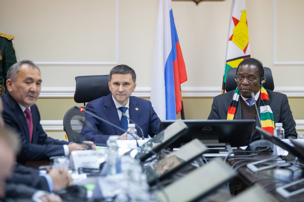 Министр природных ресурсов Дмитрий Кобылкин пригласил делегацию Зимбабве на ПМЭФ-2019